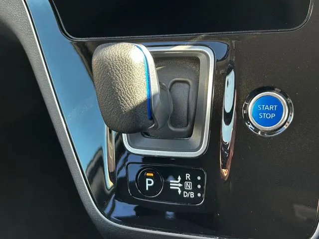 セレナ（ニッサン）の車両写真