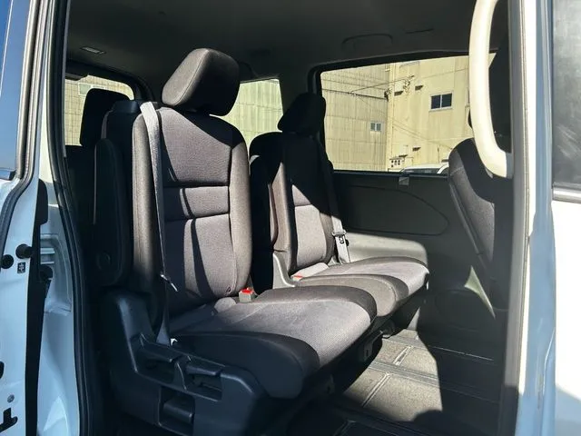 セレナ（ニッサン）の車両写真