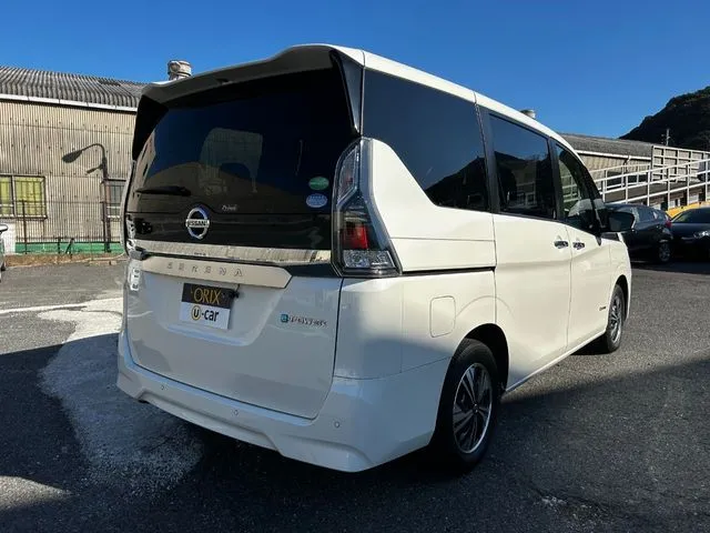 セレナ（ニッサン）の車両写真