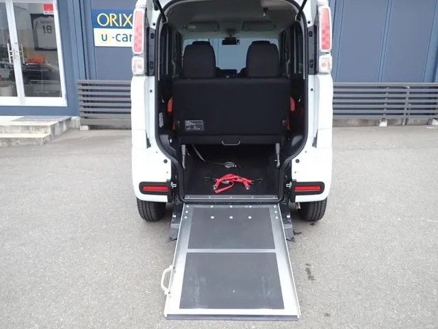 スペーシア（スズキ）の車両写真