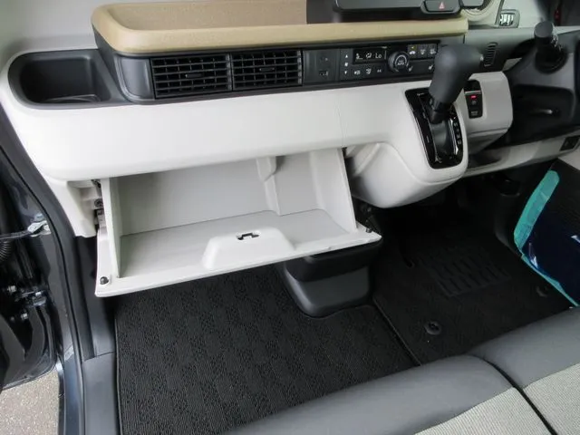 ホンダ　Ｎ　ＢＯＸ　４ＷＤ