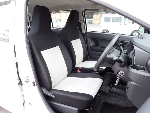 ミラ　イース（ダイハツ）の車両写真