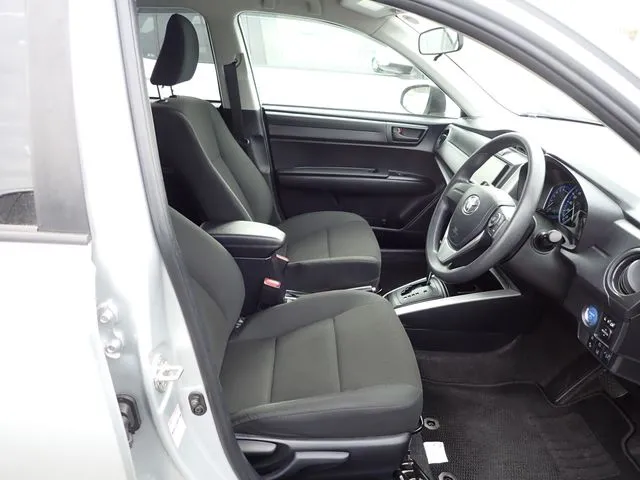 カローラフィールダー　ハイブリッド（トヨタ）の車両写真