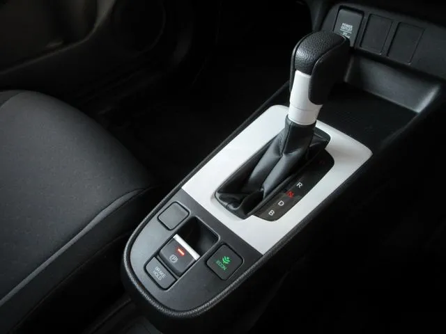 フィット　ｅ：ＨＥＶ　４ＷＤ（ホンダ）の車両写真