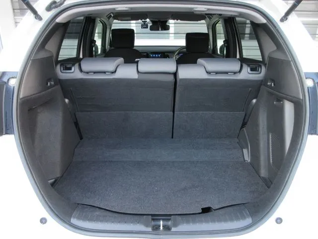 フィット　ｅ：ＨＥＶ　４ＷＤ（ホンダ）の車両写真