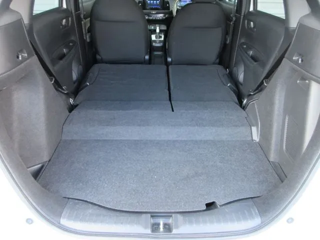 フィット　ｅ：ＨＥＶ　４ＷＤ（ホンダ）の車両写真