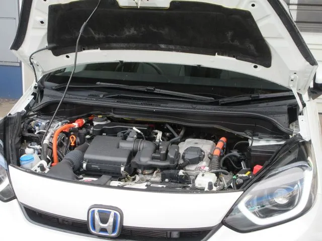 フィット　ｅ：ＨＥＶ　４ＷＤ（ホンダ）の車両写真