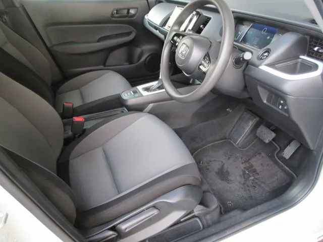 フィット　ｅ：ＨＥＶ　４ＷＤ（ホンダ）の車両写真