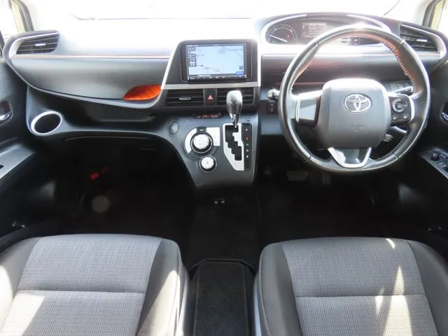 シエンタ　ハイブリッド（トヨタ）の車両写真