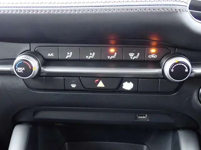 ＭＡＺＤＡ３　セダン（マツダ）の車両写真