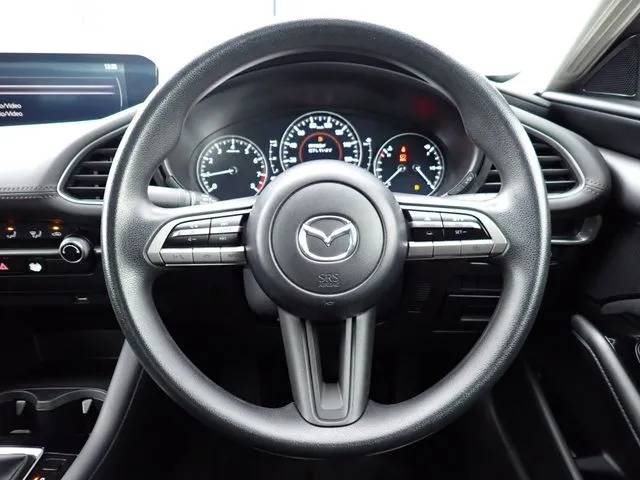 ＭＡＺＤＡ３　セダン（マツダ）の車両写真