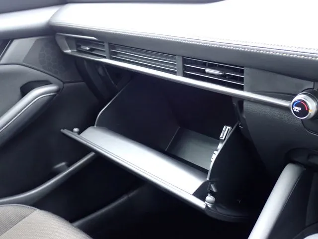 ＭＡＺＤＡ３　セダン（マツダ）の車両写真