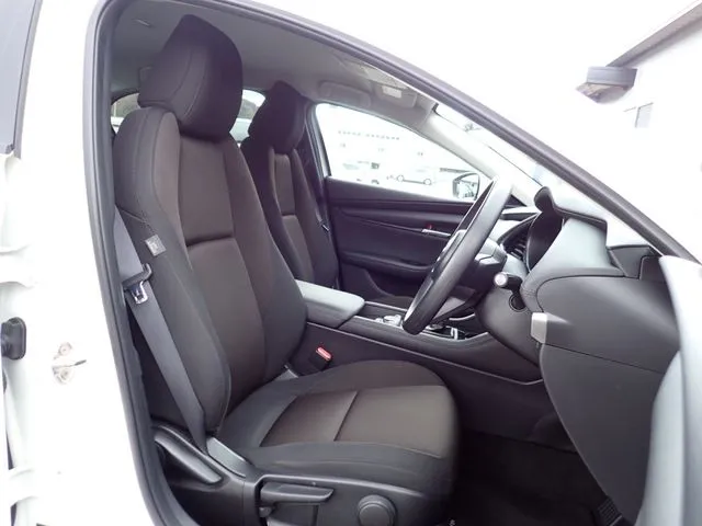 ＭＡＺＤＡ３　セダン（マツダ）の車両写真
