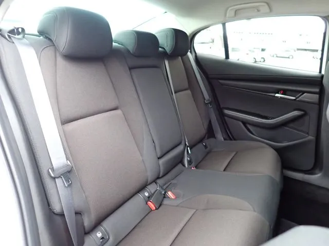 ＭＡＺＤＡ３　セダン（マツダ）の車両写真