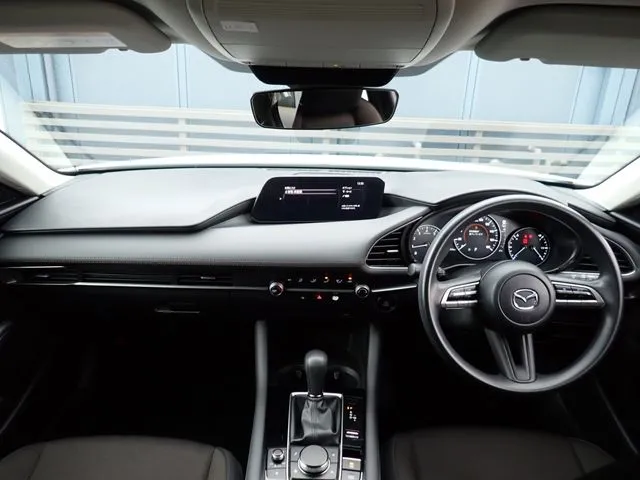 ＭＡＺＤＡ３　セダン（マツダ）の車両写真