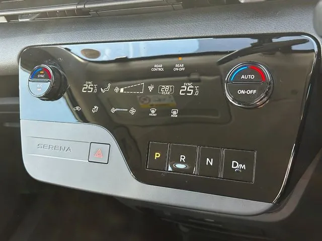 セレナ（ニッサン）の車両写真