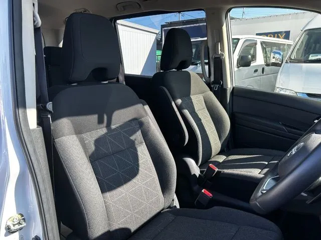 セレナ（ニッサン）の車両写真