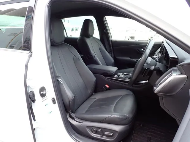 クラウン セダン ハイブリッド 4WD(トヨタ)の車両写真