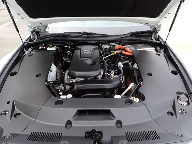 クラウン セダン ハイブリッド 4WD(トヨタ)の車両写真