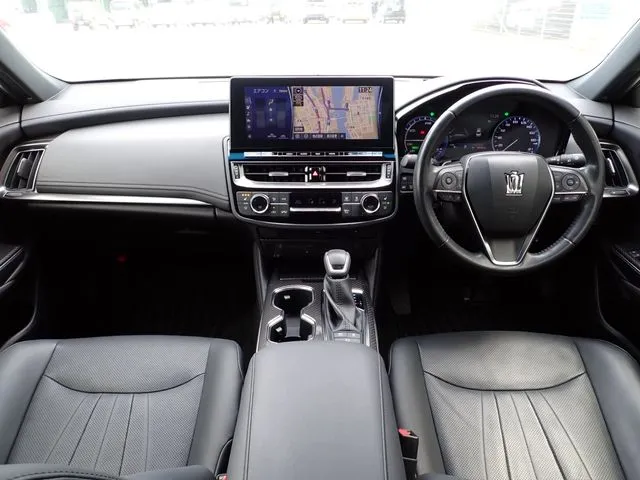 クラウン セダン ハイブリッド 4WD(トヨタ)の車両写真