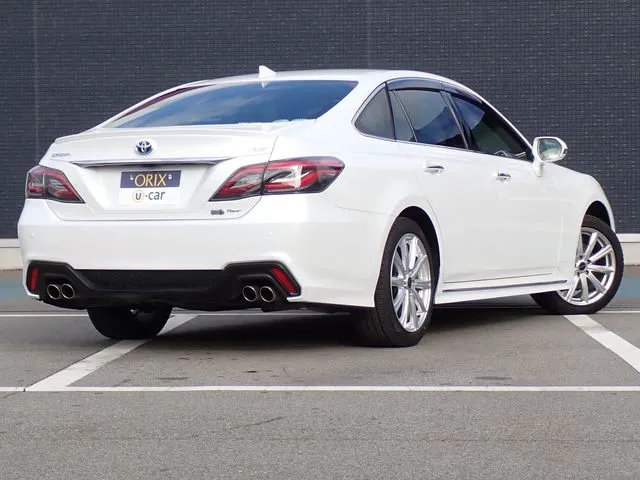 クラウン セダン ハイブリッド 4WD(トヨタ)の車両写真