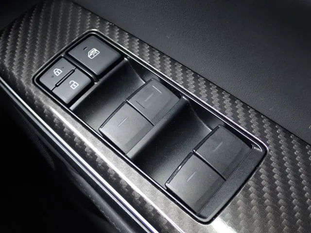 クラウン セダン ハイブリッド 4WD(トヨタ)の車両写真