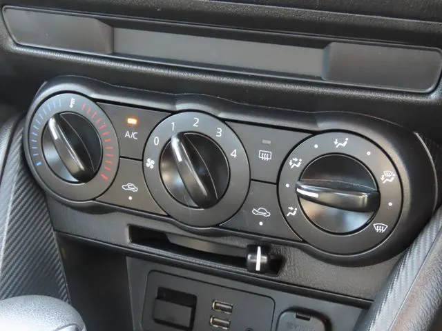 ＭＡＺＤＡ２（マツダ）の車両写真