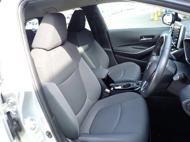 カローラ ツーリング ハイブリッド(トヨタ)の車両写真