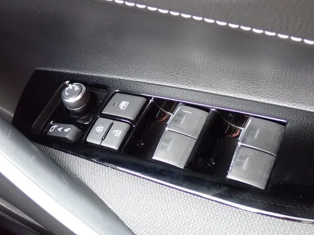 カローラ ツーリング ハイブリッド(トヨタ)の車両写真