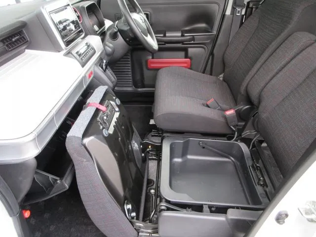 スペーシア 4WD(スズキ)の車両写真