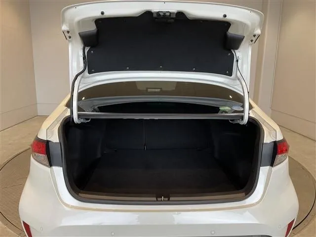 カローラ セダン ハイブリッド(トヨタ)の車両写真