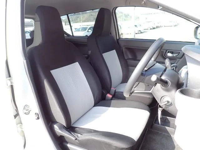 ミラ　イース（ダイハツ）の車両写真