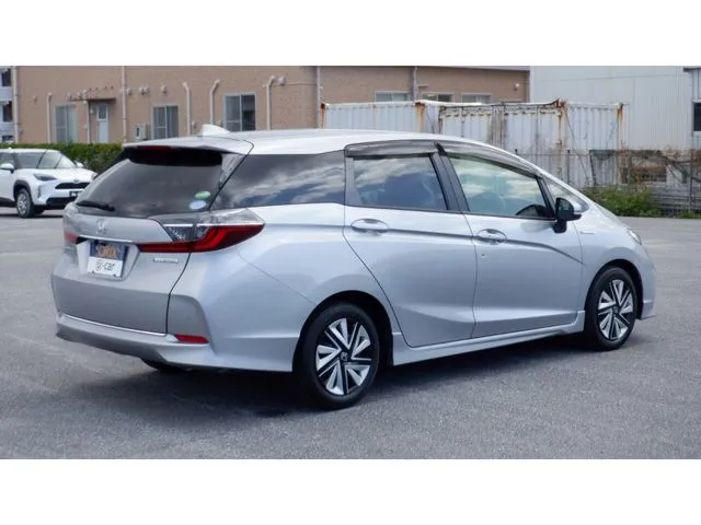 シャトル　ハイブリッド（ホンダ）の車両写真