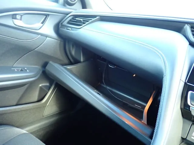 インサイト　セダン（ホンダ）の車両写真