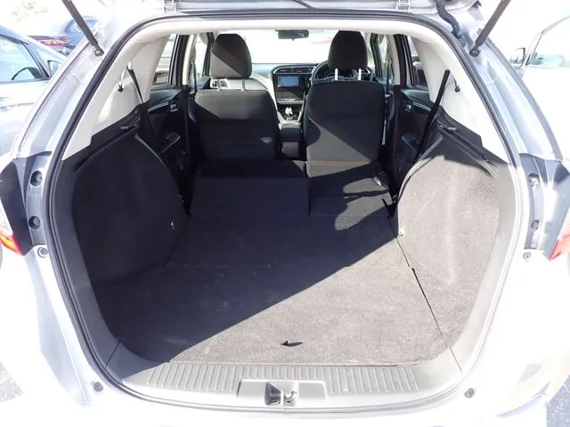 シャトル　ハイブリッド（ホンダ）の車両写真