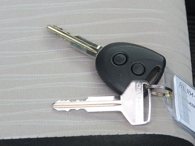 ミラ　イース（ダイハツ）の車両写真