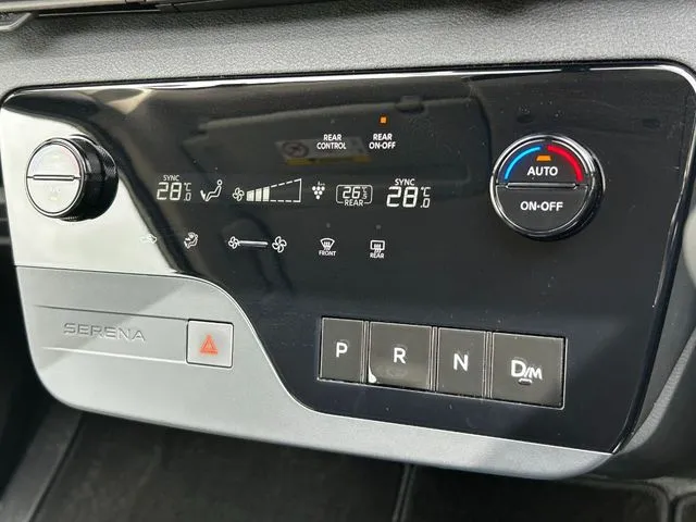 セレナ（ニッサン）の車両写真