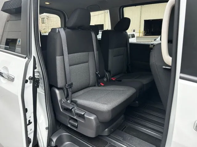 セレナ（ニッサン）の車両写真