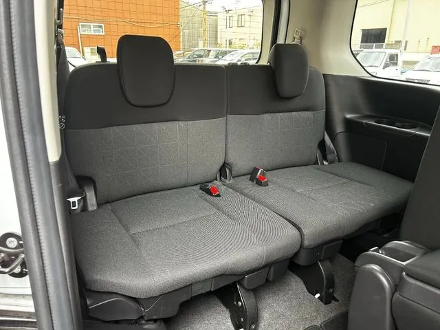 セレナ（ニッサン）の車両写真