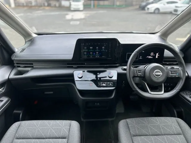 セレナ（ニッサン）の車両写真