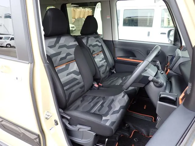 タント　ファンクロス（ダイハツ）の車両写真