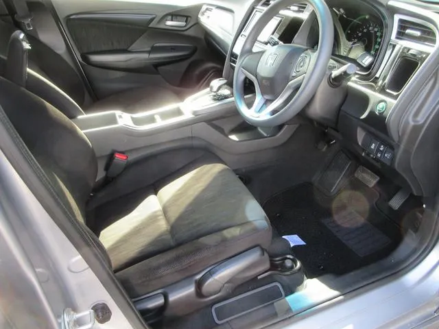 シャトル　ハイブリッド（ホンダ）の車両写真