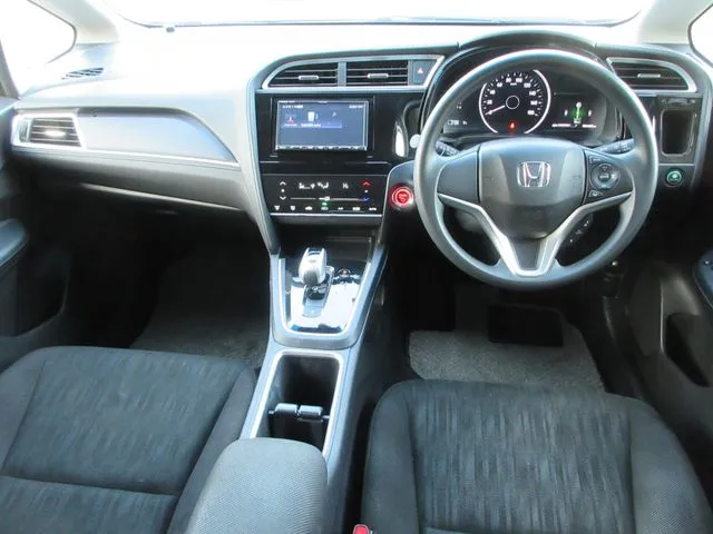 シャトル　ハイブリッド（ホンダ）の車両写真