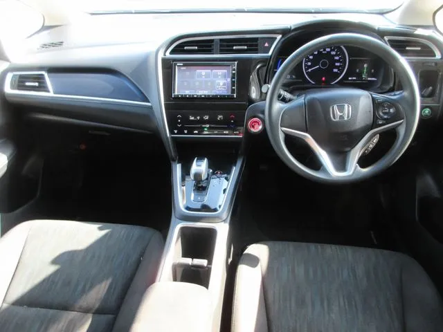 シャトル　ハイブリッド（ホンダ）の車両写真