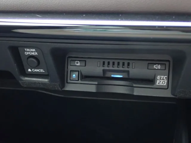 クラウン セダン ハイブリッド(トヨタ)の車両写真