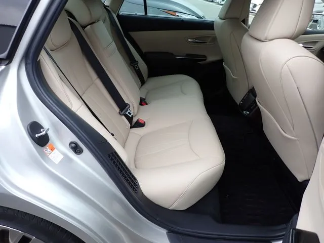 クラウン セダン ハイブリッド(トヨタ)の車両写真