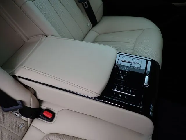 クラウン セダン ハイブリッド(トヨタ)の車両写真