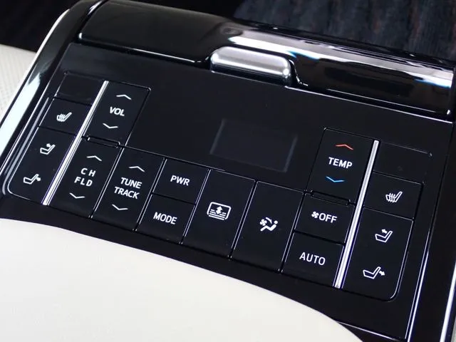 クラウン セダン ハイブリッド(トヨタ)の車両写真