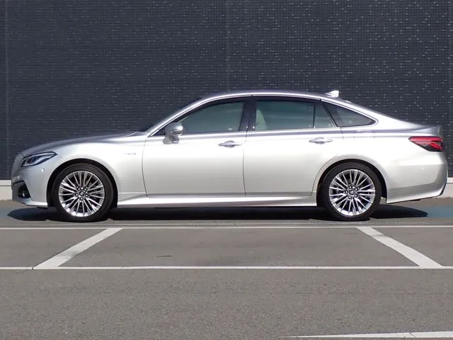 クラウン セダン ハイブリッド(トヨタ)の車両写真