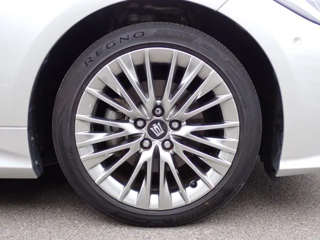 クラウン セダン ハイブリッド(トヨタ)の車両写真